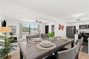 Η κουζίνα ή μικρή κουζίνα στο Cozy 1BR Retreat with King Bed in Royal Oak
