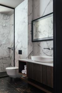 Vannituba majutusasutuses Ravishing Stikovica Villa 5 Bedrooms Villa Ocean Serenity Private Pool +31 fotot