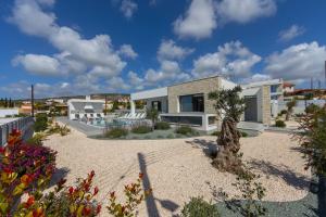 eine Villa mit Swimmingpool und ein Resort in der Unterkunft Luxury Paphos Villa Villa Adaris 5 Bedroom Villa Private Swimming Pool in Peyia