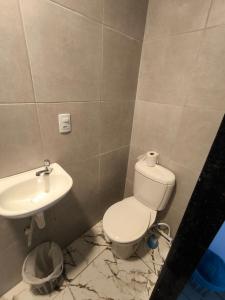 a bathroom with a toilet and a sink at Mini Suite Comforto in Garanhuns