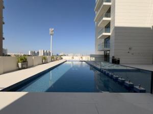 Hồ bơi trong/gần Prime Res 3 228 1BR alfurjan