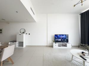 TV/trung tâm giải trí tại Prime Res 3 228 1BR alfurjan