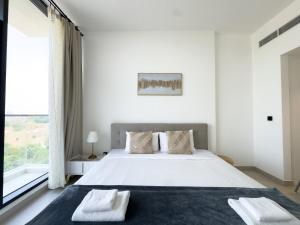 Giường trong phòng chung tại Prime Res 3 228 1BR alfurjan