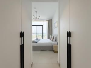 Giường trong phòng chung tại Prime Res 3 228 1BR alfurjan