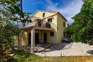 Una casa grande con un balcón en la parte superior. en Venami Holiday Home, en Jadranovo