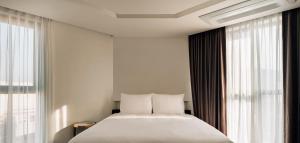 Letto o letti in una camera di Maxx Jeju, a member of H Rewards
