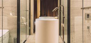 un bagno con un lavandino bianco e una doccia di Maxx Jeju, a member of H Rewards a Jeju