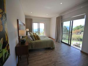 Voodi või voodid majutusasutuse Superb Ponte De Lima Villa 4 Bedrooms Villa Arrincao Sauna toas