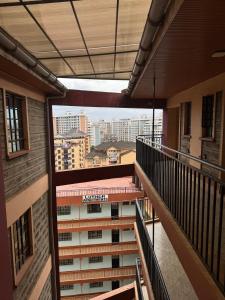 Μπαλκόνι ή βεράντα στο Affordable, Near UN, Fully-Furnished 1-Bedroom Gem