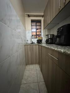 Η κουζίνα ή μικρή κουζίνα στο Affordable, Near UN, Fully-Furnished 1-Bedroom Gem