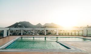 阿杰梅尔Sarovar Portico Ajmer的一座山楼屋顶上的游泳池