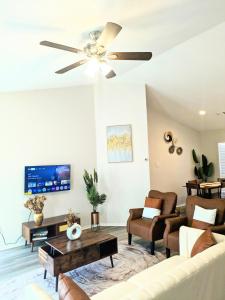 un soggiorno con ventilatore a soffitto e divano di Luxury Living at Your Doorstep a Fort Worth