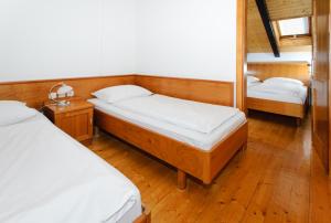 1 Schlafzimmer mit 2 Betten und einem Spiegel in der Unterkunft Bungalows Rogla in Zreče