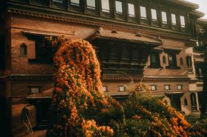 un edificio con una pianta di fronte di The Dwarika's Hotel a Kathmandu