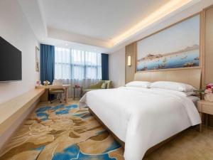 - une chambre avec un grand lit et une grande peinture murale dans l'établissement Vienna Hotel Guangdong Maoming China 1st Beach, à Dianbai 66 autres photos