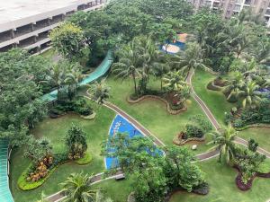 Κήπος έξω από το Apartemen SkyHouse 3 BR Bristol 10th Floor