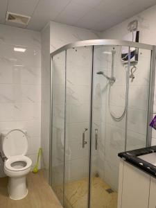 Ένα μπάνιο στο Apartemen SkyHouse 3 BR Bristol 10th Floor