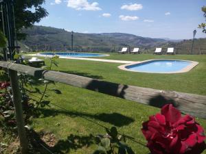 Der Swimmingpool an oder in der Nähe von Hotel Rural da Quinta do Silval