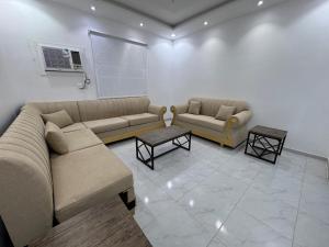 a living room with two couches and a table at شقة جديدة ثلاث غرف نوم داخل حدود الحرم in Al Madinah