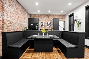 Un comedor con una mesa y una pared de ladrillos. en Unique Black Home in the Heart of Shelby Park, en Louisville