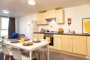 Una cocina y un comedor con mesa y sillas. en Albert Court in Liverpool, en Liverpool 42 fotos más