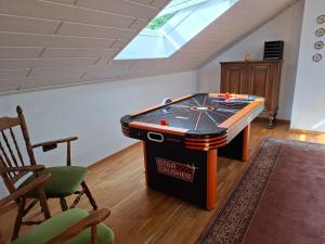 a ping pong table in a living room with a window at Krez Ferienhaus in Plein
