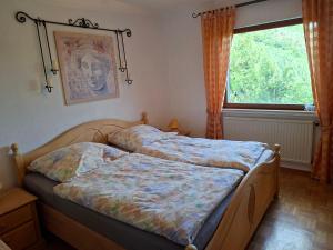 two beds in a bedroom with a window at Krez Ferienhaus in Plein