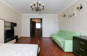 バラシハにあるDearHome Maykla Lunnаのリビングルーム(緑のソファ、ベッド付)