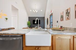 Η κουζίνα ή μικρή κουζίνα στο Stay in Luxury near Baylor University & Downtown +29 φωτογραφίες