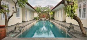 Bazén v ubytování SOLTERRA SEMINYAK Boutique Hotel & Spa Powered by Archipelago nebo v jeho okolí