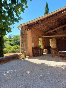 an external view of a stone building with a table at Charmant T1 en Provence Verte in Carcès