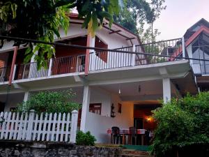 Bangunan di mana terletaknya rumah tamu ini