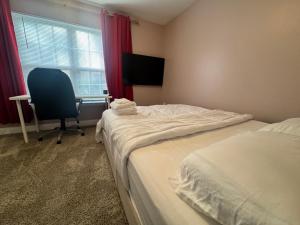 a bedroom with a bed and a desk and a chair at Pprevalon in Gastonia +9 photos