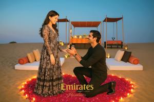 斋沙默尔Emirates Luxury Desert Camps的男的,男的,男的,女的,在床前
