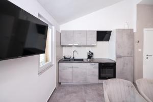 Kuchyň nebo kuchyňský kout v ubytování Apartments Škara