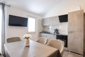 Kuchyň nebo kuchyňský kout v ubytování Apartments Škara