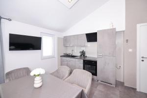 Kuchyň nebo kuchyňský kout v ubytování Apartments Škara