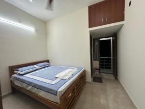 Ένα ή περισσότερα κρεβάτια σε δωμάτιο στο Aashritaa stay Tiruvannamalai