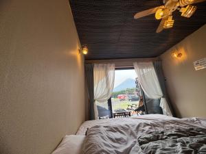 Llit o llits en una habitació de 富士見の丘オートキャンプ場