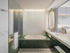 Vannituba majutusasutuses Shangri-La Nanshan, Shenzhen, Stay for 2 consecutive nights and enjoy breakfast