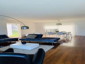 ein Wohnzimmer mit einem blauen Sofa und einem Tisch in der Unterkunft Lovely Caminha Villa 3 Bedrooms Villa Lilac Private Pool in Caminha