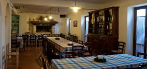 Um restaurante ou outro lugar para comer em APPARTAMENTI Villa Marianna