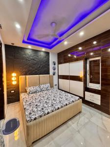 a bedroom with a bed with a purple ceiling at YOUR BnB in Jāmb