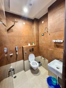 a bathroom with a toilet and a sink at YOUR BnB in Jāmb