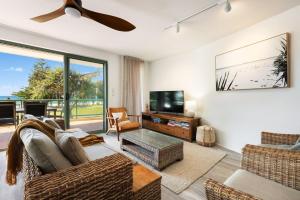 バイロンベイにあるApartment 3 Surfsideのソファとテレビのあるリビングルーム