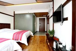 Posteľ alebo postele v izbe v ubytovaní Zhangjiajie Wulingju Hotel