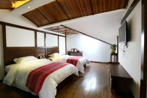 Posteľ alebo postele v izbe v ubytovaní Zhangjiajie Wulingju Hotel