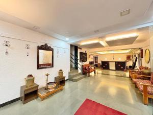 een grote kamer met een trap en een kamer met artefacten aan de muur bij HoneyBee Resort Lonavala in Lonavala +28 foto's