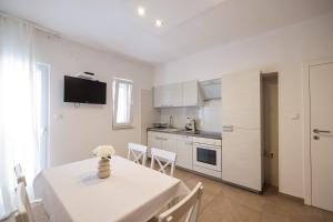 Kuchyň nebo kuchyňský kout v ubytování Apartments Škara