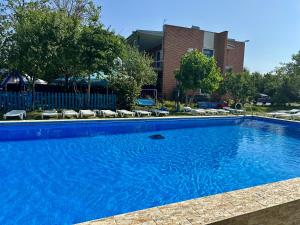 Bassein majutusasutuses Napoli Nataxtari hotel,pool,bar,kamping või selle lähedal